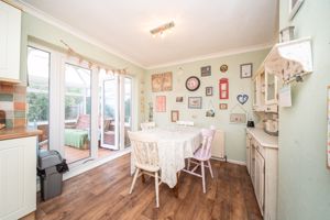 KITCHEN/DINER- click for photo gallery